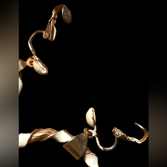 Vintage 1970’s Gold Plated & Creamy White Twisted Hoop Clip Earrings Jewelry - Picture 6 of 8